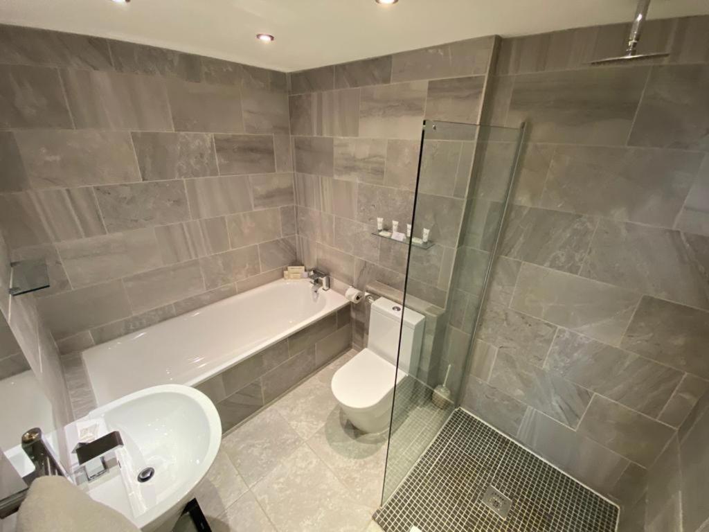 Clarence Court Hotel Челтнъм Екстериор снимка