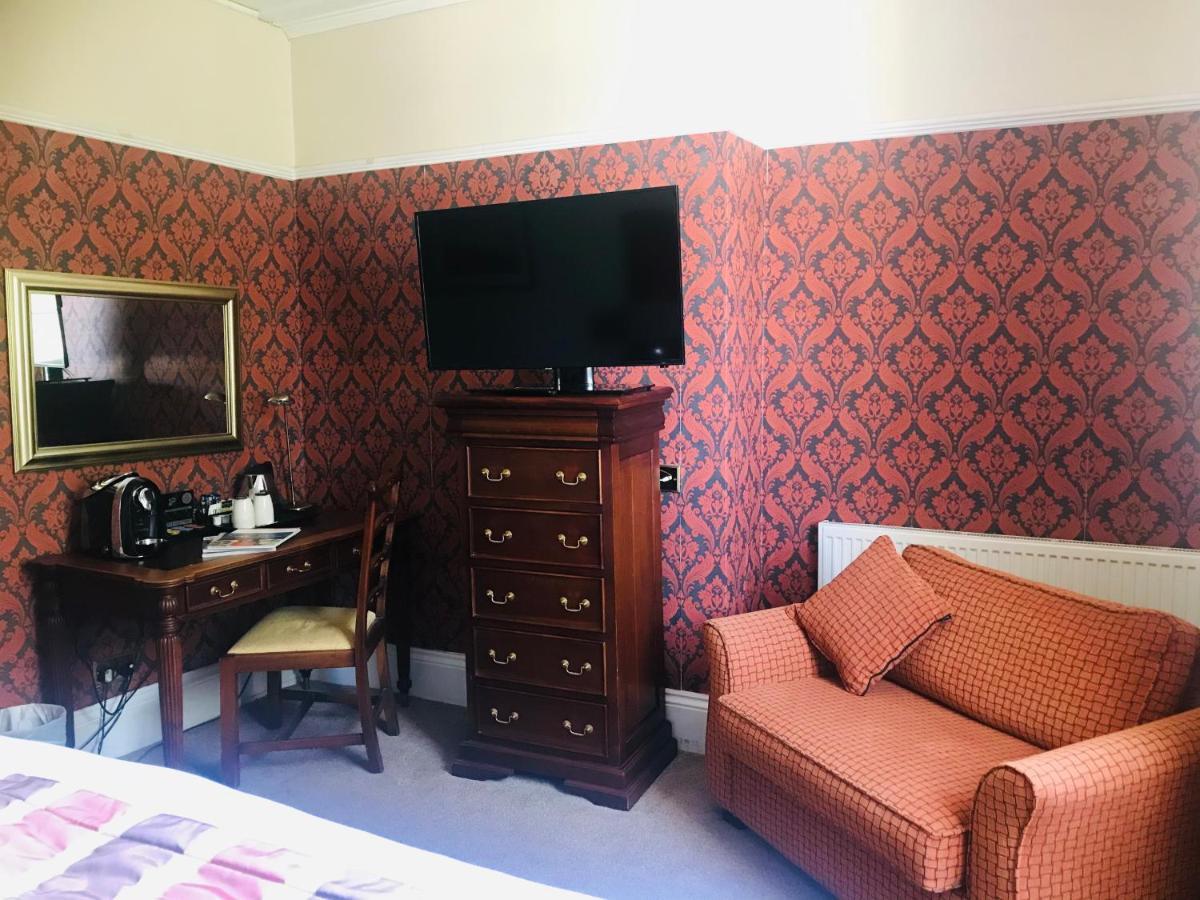 Clarence Court Hotel Челтнъм Екстериор снимка