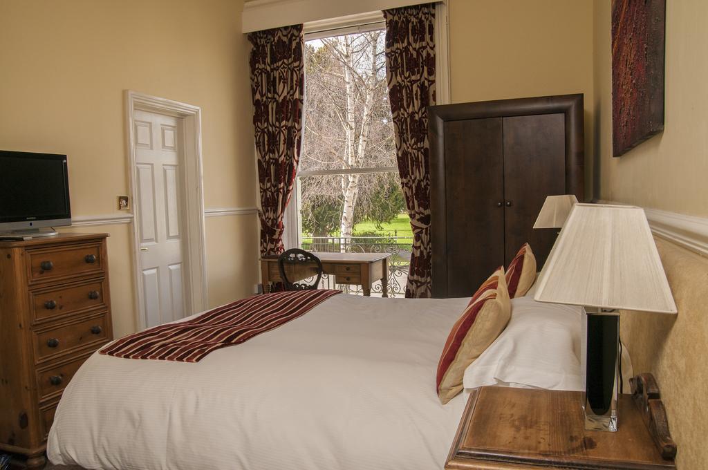 Clarence Court Hotel Челтнъм Екстериор снимка