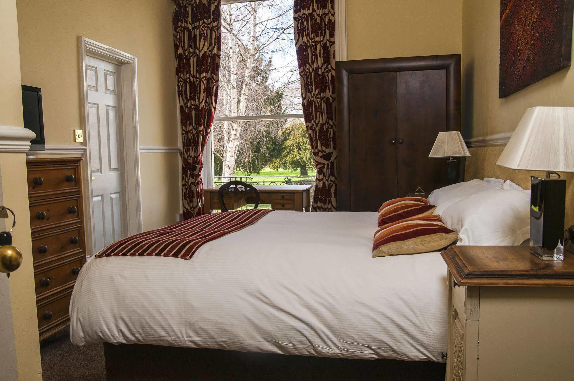 Clarence Court Hotel Челтнъм Екстериор снимка