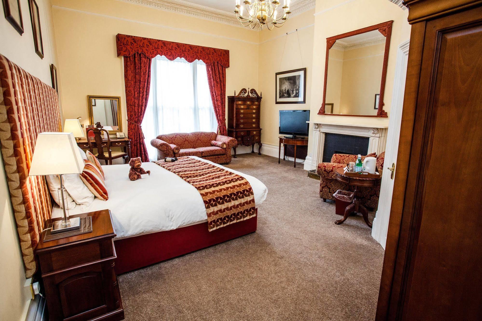 Clarence Court Hotel Челтнъм Екстериор снимка